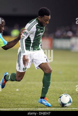 Portland, OR, Stati Uniti d'America. 7 Nov, 2013. 7 Novembre 2013: Rodney Wallace (22) dei legnami Portland opere passato Deindre Yedlin (17) di Seattle sirene FC durante il 2013 MLS playoff match tra la visita le sirene e i legnami da Portland a Jeld Wen Stadium, Portland, O © csm/Alamy Live News Foto Stock