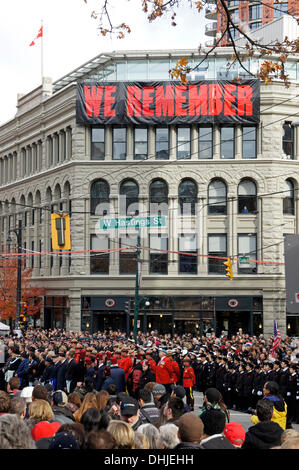 Soldati, esercito cadetti, e membri del Royal Canadian polizia montata di raccogliere al Giorno del Ricordo cerimonie in Piazza della Vittoria nel centro cittadino di Vancouver, British Columbia, Canada Foto Stock