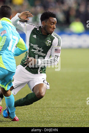 Portland, OR, Stati Uniti d'America. 7 Nov, 2013. 7 Novembre 2013: Rodney Wallace (22) dei legnami Portland opere passato Deindre Yedlin (17) di Seattle sirene FC durante il 2013 MLS playoff match tra la visita le sirene e i legnami da Portland a Jeld Wen Stadium, Portland, O © csm/Alamy Live News Foto Stock