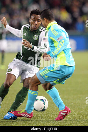 Portland, OR, Stati Uniti d'America. 7 Nov, 2013. 7 Novembre 2013: Rodney Wallace (22) dei legnami Portland opere intorno Deindre Yedlin (17) di Seattle sirene FC durante il 2013 MLS playoff match tra la visita le sirene e i legnami da Portland a Jeld Wen Stadium, Portland, O © csm/Alamy Live News Foto Stock