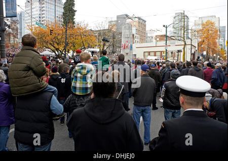Una folla di persone frequentano Giorno del Ricordo cerimonie in Piazza della Vittoria nel centro cittadino di Vancouver, British Columbia, Canada Foto Stock