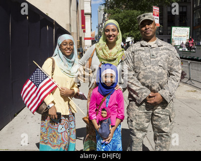 Soldato nordamericano da Brooklyn e la sua famiglia presso il musulmano annuale parata del giorno, New York City, 2013. Foto Stock