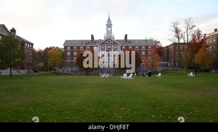 Radcliffe Quad alloggiamento undergrad presso la Harvard University campus in Cambridge, MA, Stati Uniti d'America su un bellissimo giorno di caduta nel novembre 2013. Foto Stock