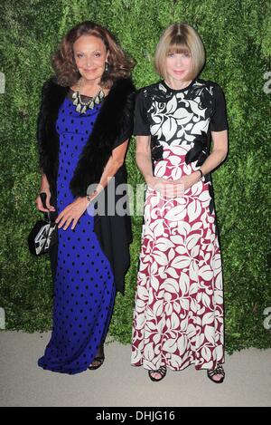 New York, NY, STATI UNITI D'AMERICA. Xi Nov, 2013. Diane von Furstenberg, Anna Wintour presso gli arrivi per 2013 CFDA Vogue Fashion Fund Awards Gala Dinner, Molla Studios di New York, NY Novembre 11, 2013. © Gregorio T. Binuya/Everett raccolta/Alamy Live News Foto Stock