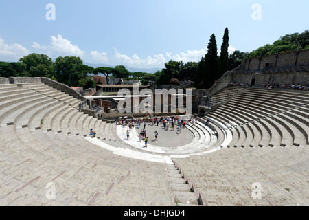 Il grande teatro costruito durante il periodo ellenistico intorno al III e II secolo a.c. a Pompei Italia. Il stile greco il Foto Stock