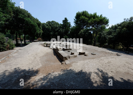 Le rovine del tempio dorico dedicato ad Heracles e costruito nel VI secolo A.C. al I Forum triangolare Pompei Italia. Foto Stock