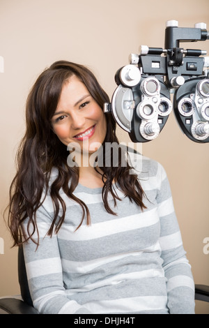 Donna felice avente esame oculistico Foto Stock