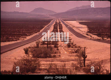 Il Brenda Cutoff è una nuova sezione dell'Interstate 10, che facilita il trasporto a Los Angeles, California. Fa parte della più ampia espansione del sistema autostradale interstatale nella regione. Foto Stock