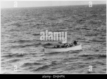 Una fotografia non catturata mostra i sopravvissuti del Titanic in una scialuppa di salvataggio dopo l'affondamento della nave, catturando un momento di sopravvivenza in mezzo alla tragedia del disastro del 1912. Foto Stock