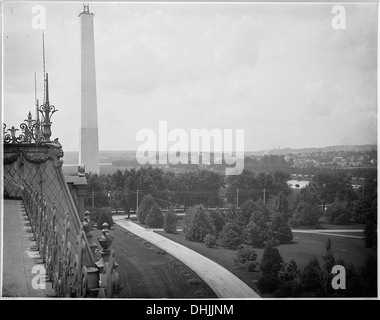 Questa fotografia mostra l'incompiuto monumento a Washington, preso dal tetto dell'edificio principale del Dipartimento dell'Agricoltura di Washington, D.C. l'immagine offre uno sguardo sulla costruzione in corso di uno dei monumenti più rappresentativi d'America durante la fine del XIX secolo. Foto Stock