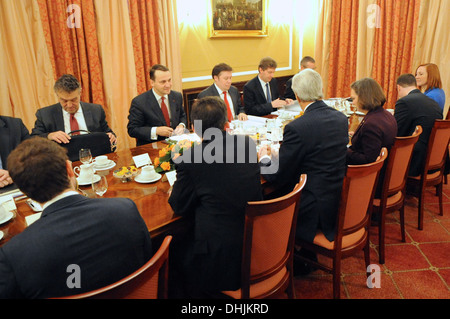 Segretario Kerry e il personale incontro con il Ministro degli esteri polacco Sikorski e delle controparti Foto Stock