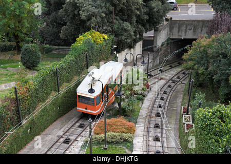 Un tram sulla sua strada giù per Funicolare Bergamo Alta. dalla stazione di Bergamo Bassa, Italia. Foto Stock