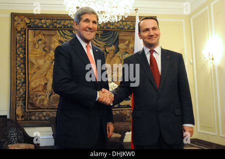 Segretario Kerry e il ministro degli Esteri polacco Sikorski posano per una foto Foto Stock