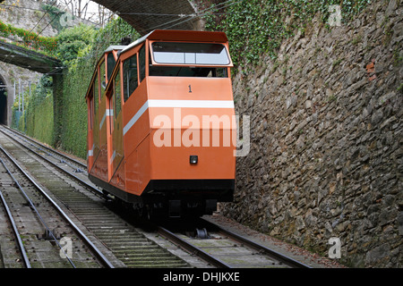 Un tram sulla sua strada giù per Funicolare Bergamo Alta. dalla stazione di Bergamo Bassa, Italia. Foto Stock