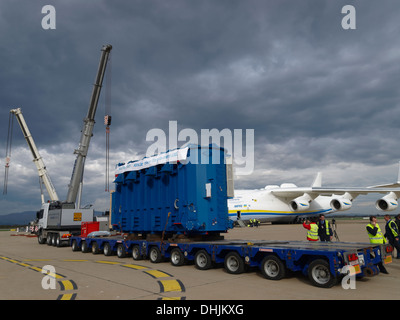 140 ton Koncar generatore di essere caricato nel carico pesante Antonov un-225 Mriya aereo. Foto Stock