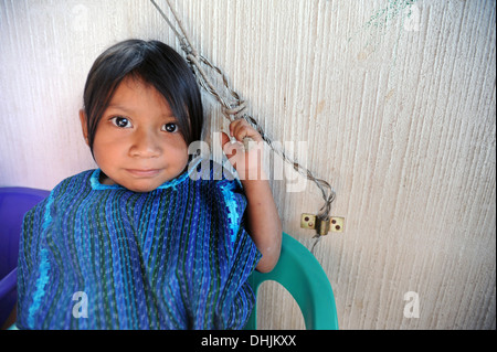 Guatemala ragazza indigeni in abbigliamento tradizionale in San Antonio Palopo, Solola, Guatemala. Foto Stock