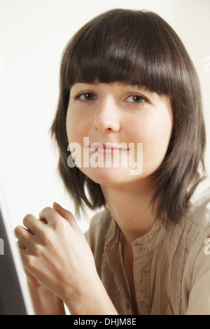 Giovane imprenditrice a monitor Foto Stock