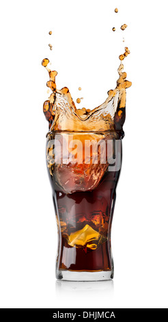 Cola drink con splash isolati su sfondo bianco Foto Stock