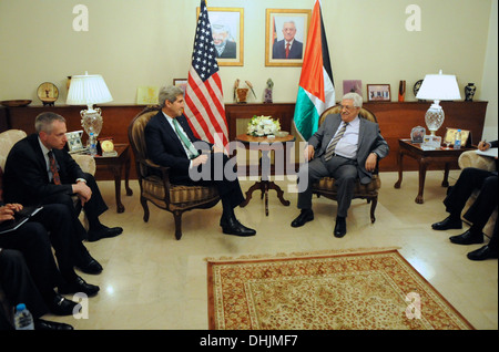 Segretario Kerry parla con l Autorità Palestinese Presidente Abbas Foto Stock
