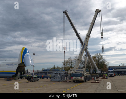 Due gru pesanti in posizione per la 140 T carico pesante il caricamento nella Antonov un-225 Mriya aereo. Foto Stock