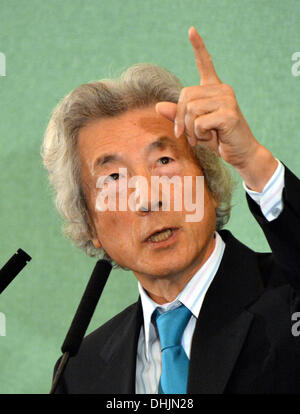 Tokyo, Giappone. Xii Nov, 2013. Giappone dell ex primo ministro Koizumi gesti nel suo discorso davanti ai membri del Giappone National Press Club a Tokyo il Martedì, Novembre 12, 2013. Il espliciti ex leader, che recentemente ha acceso il camp dal promuovere l'energia nucleare a contrastare il governo della politica nucleare, ha sollecitato il governo del Primo Ministro Shinzo Abe per modificare la sua politica di riavvio di potenza atomica generazione nella scia del 2011 disastro a Fukushima Daiichi centrale nucleare. Credito: Natsuki Sakai/AFLO/Alamy Live News Foto Stock