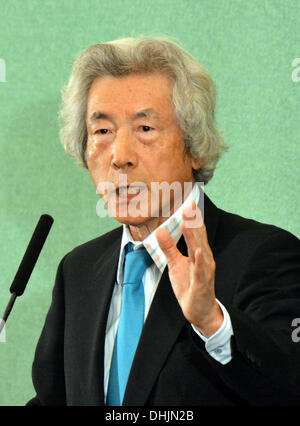 Tokyo, Giappone. Xii Nov, 2013. Giappone dell ex primo ministro Koizumi gesti nel suo discorso davanti ai membri del Giappone National Press Club a Tokyo il Martedì, Novembre 12, 2013. Il espliciti ex leader, che recentemente ha acceso il camp dal promuovere l'energia nucleare a contrastare il governo della politica nucleare, ha sollecitato il governo del Primo Ministro Shinzo Abe per modificare la sua politica di riavvio di potenza atomica generazione nella scia del 2011 disastro a Fukushima Daiichi centrale nucleare. Credito: Natsuki Sakai/AFLO/Alamy Live News Foto Stock