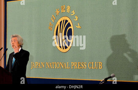 Tokyo, Giappone. Xii Nov, 2013. Giappone dell ex primo ministro Koizumi gesti nel suo discorso davanti ai membri del Giappone National Press Club a Tokyo il Martedì, Novembre 12, 2013. Il espliciti ex leader, che recentemente ha acceso il camp dal promuovere l'energia nucleare a contrastare il governo della politica nucleare, ha sollecitato il governo del Primo Ministro Shinzo Abe per modificare la sua politica di riavvio di potenza atomica generazione nella scia del 2011 disastro a Fukushima Daiichi centrale nucleare. Credito: Natsuki Sakai/AFLO/Alamy Live News Foto Stock