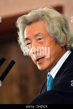 Tokyo, Giappone. Xii Nov, 2013. Giappone dell ex primo ministro Koizumi rende i suoi punti nel suo discorso davanti ai membri del Giappone National Press Club a Tokyo il Martedì, Novembre 12, 2013. Il espliciti ex leader, che recentemente ha acceso il camp dal promuovere l'energia nucleare a contrastare il governo della politica nucleare, ha sollecitato il governo del Primo Ministro Shinzo Abe per modificare la sua politica di riavvio di potenza atomica generazione nella scia del 2011 disastro a Fukushima Daiichi centrale nucleare. Credito: Natsuki Sakai/AFLO/Alamy Live News Foto Stock