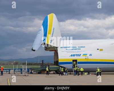 Vista laterale del Antonov un-225 durante il caricamento sessione. Ingranaggio di rumore viene sollevata e rampa di carico esteso. Foto Stock