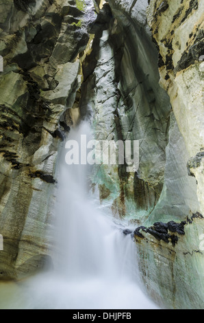 Cascata in grotta Trollkirka, Norvegia Foto Stock