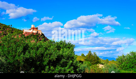 Vista del Santuario di Mare de Deu de la Roca, in cima ad una collina, a Mont-roig del Camp, Spagna Foto Stock