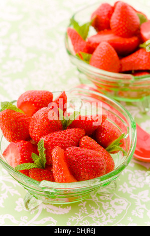 Fragole fresche con menta in una ciotola, dessert, frutta Foto Stock