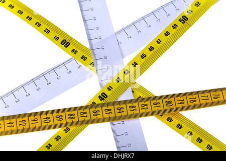 Le misure lineari a nastro croce su sfondo bianco Foto Stock