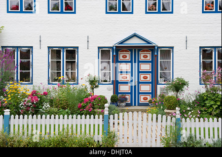 Casa Tradizionale e giardino fiorito, Toenning, Eiderstedt penisola a nord delle Isole Frisone, Schleswig-Holstein, Germania, Europa Foto Stock