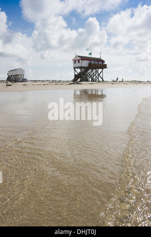 Palafitte sulla spiaggia, Sankt Peter-Ording, il Wadden Sea National Park, Eiderstedt penisola a nord delle Isole Frisone, Schleswig- Foto Stock