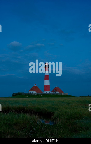 Faro di Westerheversand di notte, Westerhever, il Wadden Sea National Park, Eiderstedt penisola a nord delle Isole Frisone, Schlesw Foto Stock