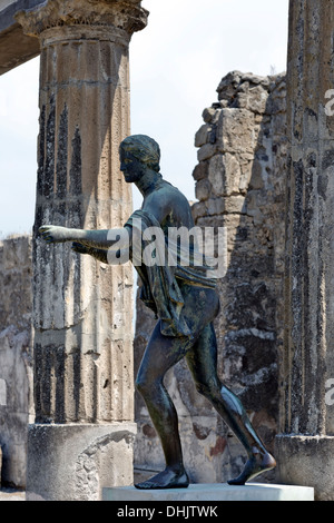 Copia in bronzo della statua originale di Apollo di fronte al portico presso il santuario di Apollo a Pompei in Italia. Foto Stock