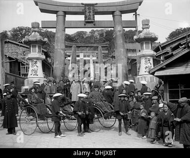 Vista di una strada con turisti europei e locali di rickshaw driver nella parte anteriore del tempio Asura a Nagasaki, in Giappone non datato fotografia (1911). L'immagine è stata scattata dal fotografo tedesco Oswald Lübeck, uno dei primi rappresentanti della fotografia di viaggio e fotografia della nave a bordo di navi passeggeri. Foto: Deutsche Fotothek/Oswald Lübeck Foto Stock