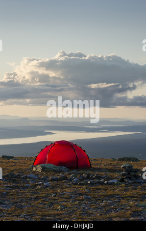 Tenda su Elgahogna con lago Femunden, Norvegia Foto Stock