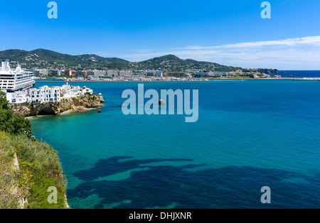 Europa, isole Baleari Spagna Ibiza, Ibiza, vista panoramica della baia vista dalla città vecchia Dalt Vila bastioni Foto Stock