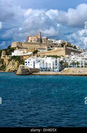 Europa, isole Baleari Spagna, Ibiza (Ibiza), vista dal mare della città vecchia (Dalt Vila) Foto Stock