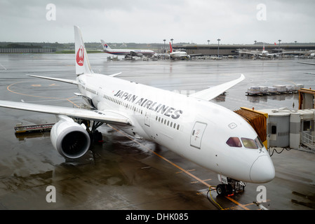 Un inizio di Boeing 787 Dreamliner aereo di linea, azionato da JAL (Japan Airlines), in attesa della partenza dall'Aeroporto di Narita di Tokyo. Foto Stock