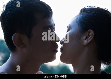 Giovane quasi kissing, close up Foto Stock