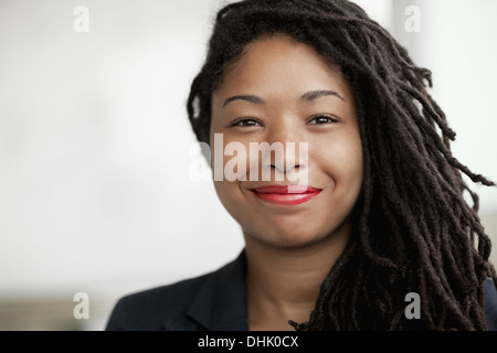 Ritratto di sorridere imprenditrice con Dreadlocks, testa e spalle Foto Stock