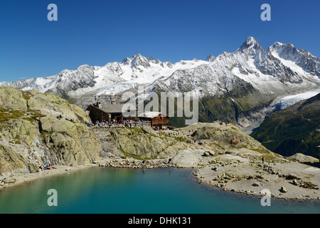 Lac Blanc con Chalet du Lac Blanc, Mont Blanc gamma in background con Aiguille du Chardonnet, Aiguille d' Argentiere, Aigu Foto Stock