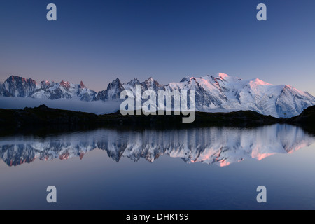 Mont Blanc gamma riflettente nel lago di montagna, Mont blanc range, Chamonix, Savoia, Francia Foto Stock