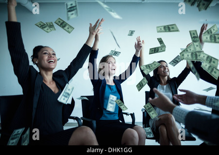 La gente di affari con le braccia sollevate riversare denaro in aria Foto Stock