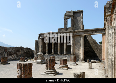 Vista parziale della basilica con le eleganti in stile ellenistico due-livello Tribunal in background a Pompei Italia. Risalente Foto Stock
