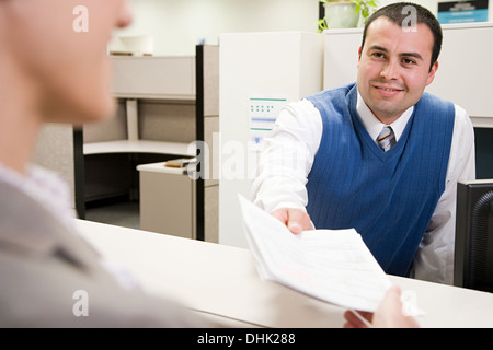 L uomo che passa la carta Foto Stock