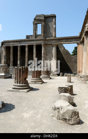 Vista parziale della basilica con le eleganti in stile ellenistico due-livello Tribunal in background a Pompei Italia. Risalente Foto Stock